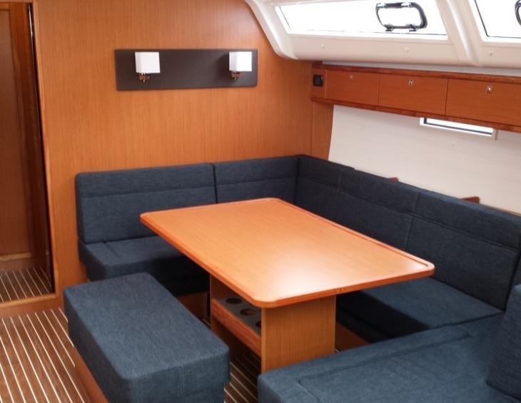 Bavaria Cruiser 51 Salon sto